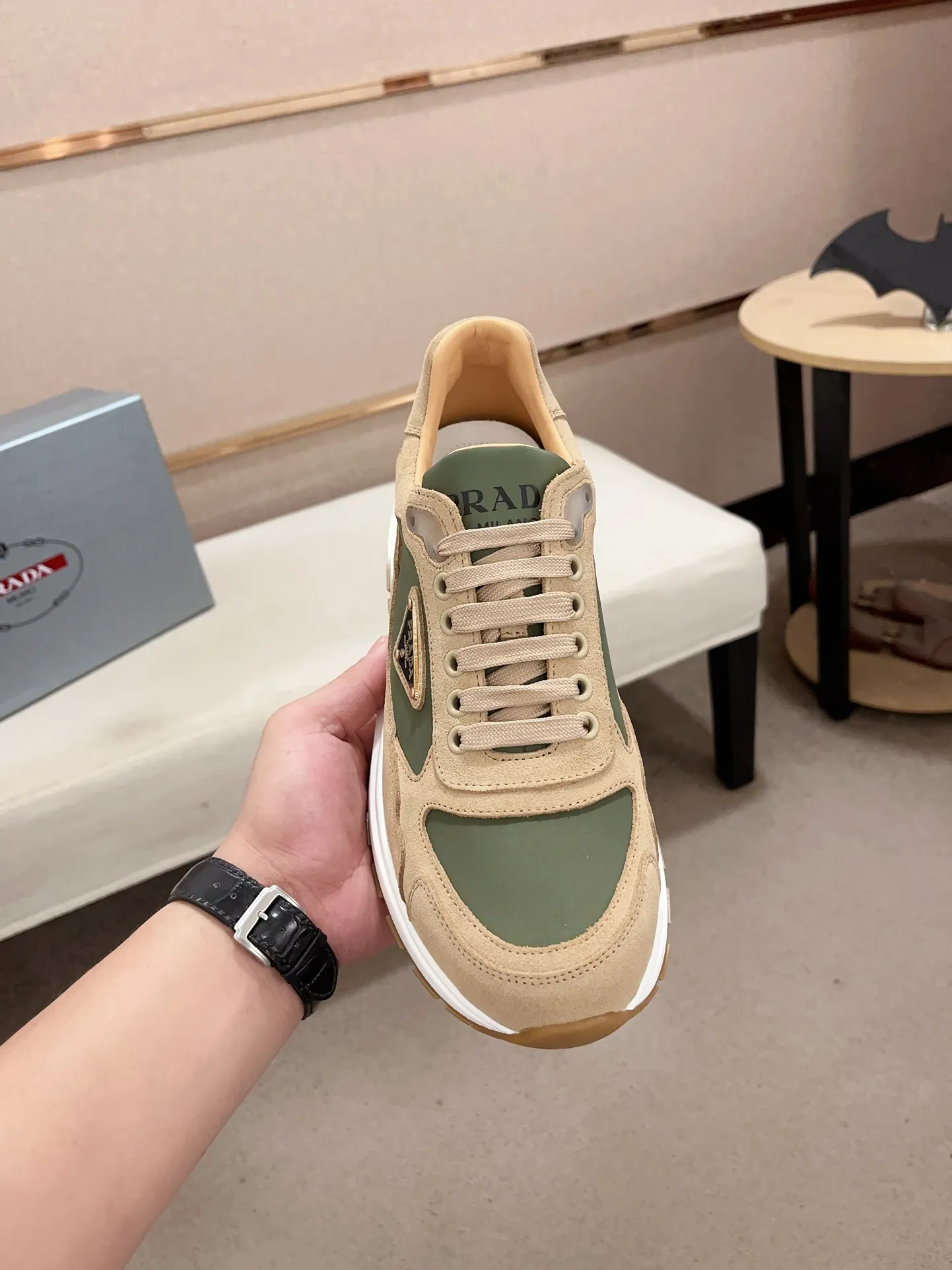 Men's Men's Shoes 💰 580💰 ✔️✔️✔️High-quality new PRADA (Prada) counters are launched simultaneously. The new men's shoes and 😘fabric are made of selected first-layer cowhide and technological glue-spraying technology. Lining: Full cowhide lining. 👍🏿High-end☄️Open-molded non-slip rubber outsole, exquisite lines, simple and elegant, comfortable and high-end for leisure travel. Code number: 38 to 44 (can be customized to 45, non-refundable!